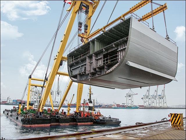 Dźwig pływający transportuje sekcję okrętu (Fot.: ThyssenKrupp Marine Systems)